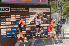 Champus-Dusche-für-Österreicherinnen-Laura-Stigger-und-Mona-Mitterwallner-Foto-Lorenzi